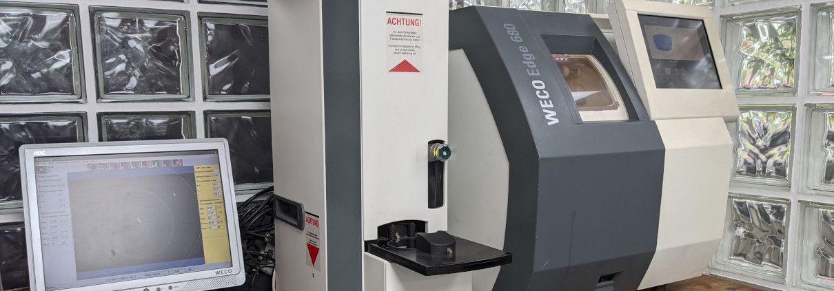 Automat na zábrus brýlových skel WECO Edge 680 v dílně optiky